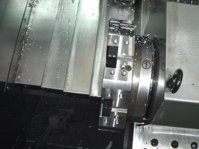 大拖板和刀架斜置，使得機(jī)床的操作和排屑都很方便，并且占地面積小，有很好的宜人性。