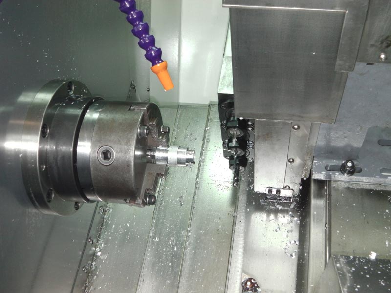 大拖板和刀架斜置，使得機(jī)床的操作和排屑都很方便，并且占地面積小，有很好的宜人性。