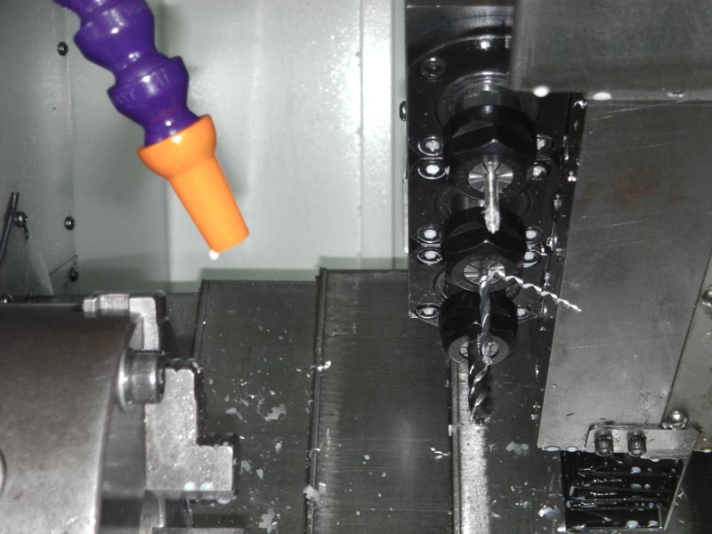  機(jī)床結(jié)構(gòu)特點 Construction and feature of machine tool ■ 適用于重負(fù)荷和連續(xù)切削，可保持長久的高精度和優(yōu)質(zhì)的表面精糙度。 ■ 高精度、高剛性、重負(fù)荷主軸。 主軸采用原裝進(jìn)口日本NSK或德國FAG P4級精密級主軸軸承 主軸采用原裝進(jìn)口日本NSK或德國FAG P4級精密級主軸軸承 主軸采用原裝進(jìn)口日本NSK或德國FAG P4級精密級主軸軸承 主軸采用原裝進(jìn)口日本NSK或德國FAG P4級精密級主軸軸承 主軸采用原裝進(jìn)口日本NSK或德國FAG P4級精密級主軸軸承，經(jīng)工程計算分析取得較佳化的跨距配置，配合獨(dú)特的迷宮式防水設(shè)計和散熱片式主軸箱設(shè)計，可達(dá)到更佳的防水防塵效果。引用高科技潤滑技術(shù)及高剛性套筒結(jié)構(gòu)展現(xiàn)較佳穩(wěn)定性，能確保更大軸向剛性，徑向剛性及加工精度。采用專用主軸電機(jī)及進(jìn)口變頻器，實現(xiàn)大范圍自動無級調(diào)速，整支主軸由臺灣普森專業(yè)主軸廠家生產(chǎn)。主軸軸承為前三后二排列,更能承受較強(qiáng)沖擊。主軸設(shè)計轉(zhuǎn)速可達(dá)8000rpm/min。 ■ 剛性好，操作、排屑方便。 高強(qiáng)度，床身傾斜45°，采用優(yōu)質(zhì)鑄鐵樹脂砂造型，并經(jīng)二次退火處理，保證鑄件穩(wěn)定性，緊密型筋骨板結(jié)構(gòu)，剛性好、抗震性強(qiáng)。