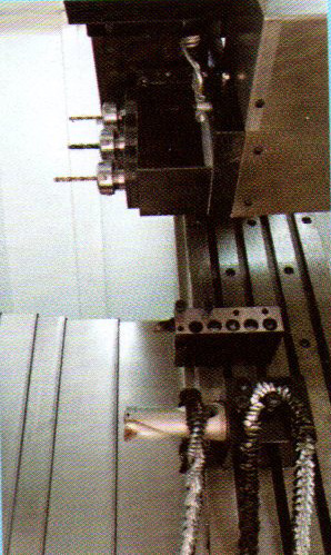 控制系統(tǒng)及主軸電機(jī)采用伺服主軸，加裝兩軸徑向或軸向伺服動力頭?？蓪崿F(xiàn)主軸360度任意分度定位，鉆、攻、銑功能。