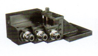 控制系統(tǒng)及主軸電機(jī)采用伺服主軸，加裝兩軸徑向或軸向伺服動力頭?？蓪崿F(xiàn)主軸360度任意分度定位，鉆、攻、銑功能。