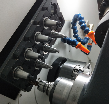 .數(shù)控車床標準配置臺灣套筒主軸．主軸軸承采用日本NSK高精度滾動主軸軸承、主軸最高轉(zhuǎn)速可達6000r/min,主軸伺服主軸驅(qū)動，可實現(xiàn)C軸差補分度加工。