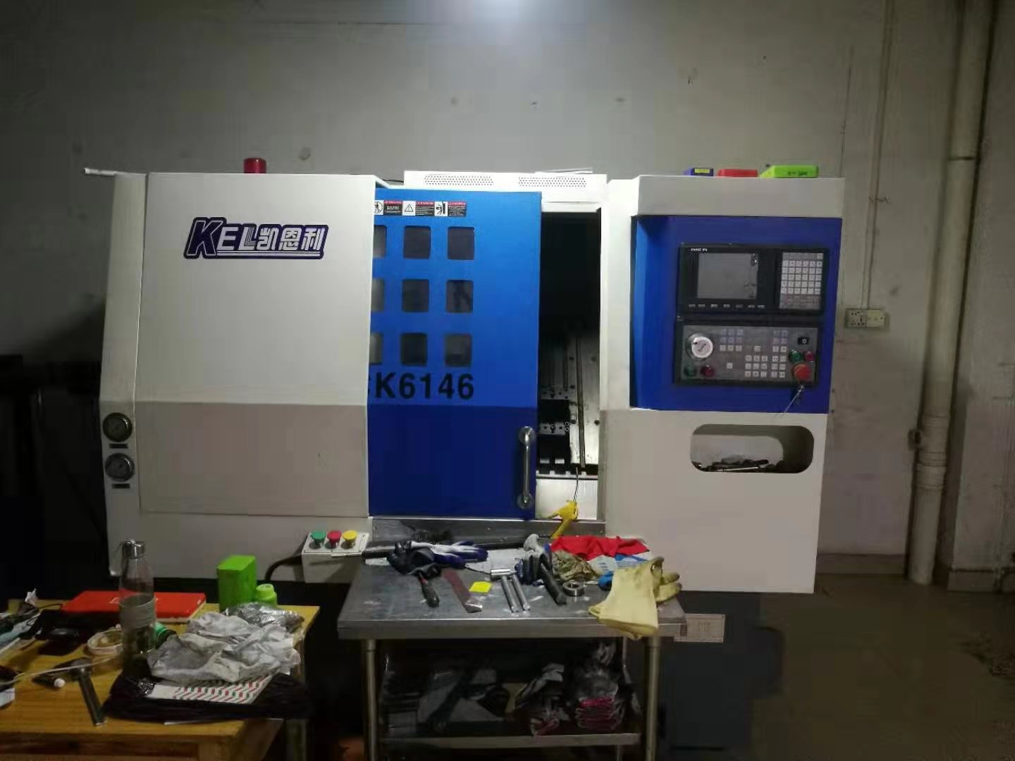  袁星星（師傅）使用凱恩利數(shù)控車(chē)床的場(chǎng)景情況