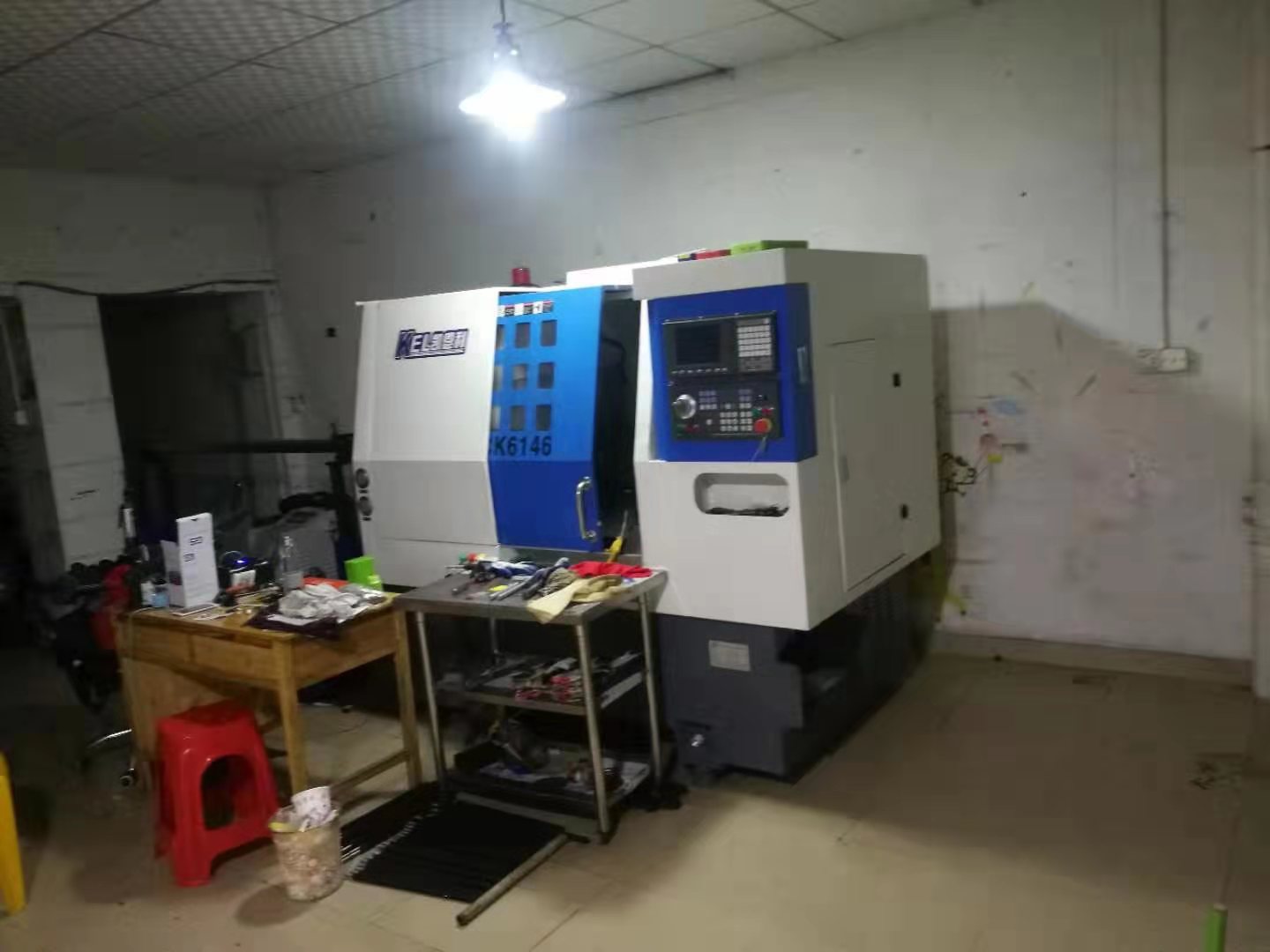 袁星星（師傅）使用凱恩利數(shù)控車(chē)床的場(chǎng)景情況