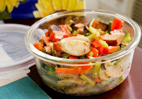 “帶飯致癌說(shuō)”不可信 牛奶不能“一口悶”！