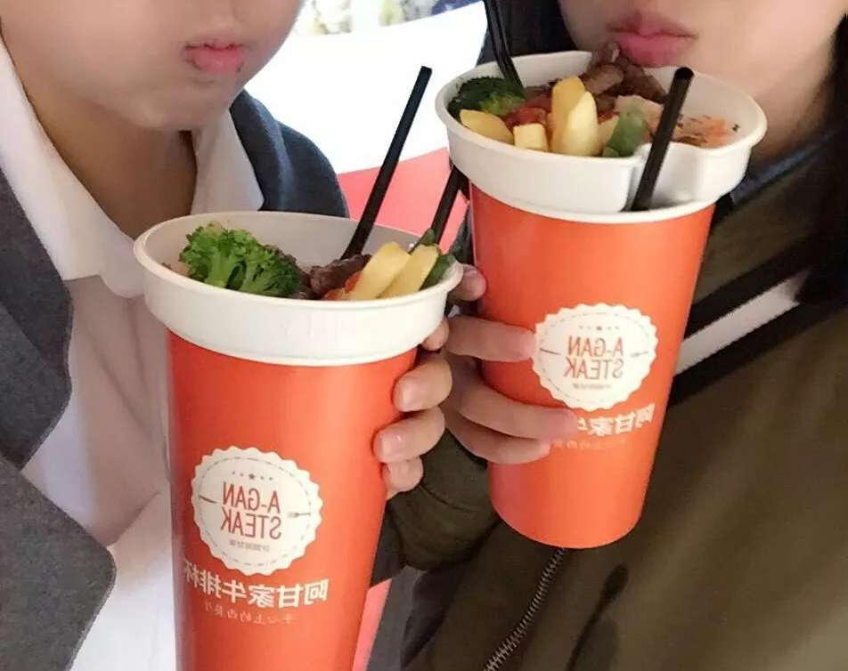 為什么你不看好的“牛排杯”項(xiàng)目，這家11平小店卻可以日營(yíng)過萬(wàn)？