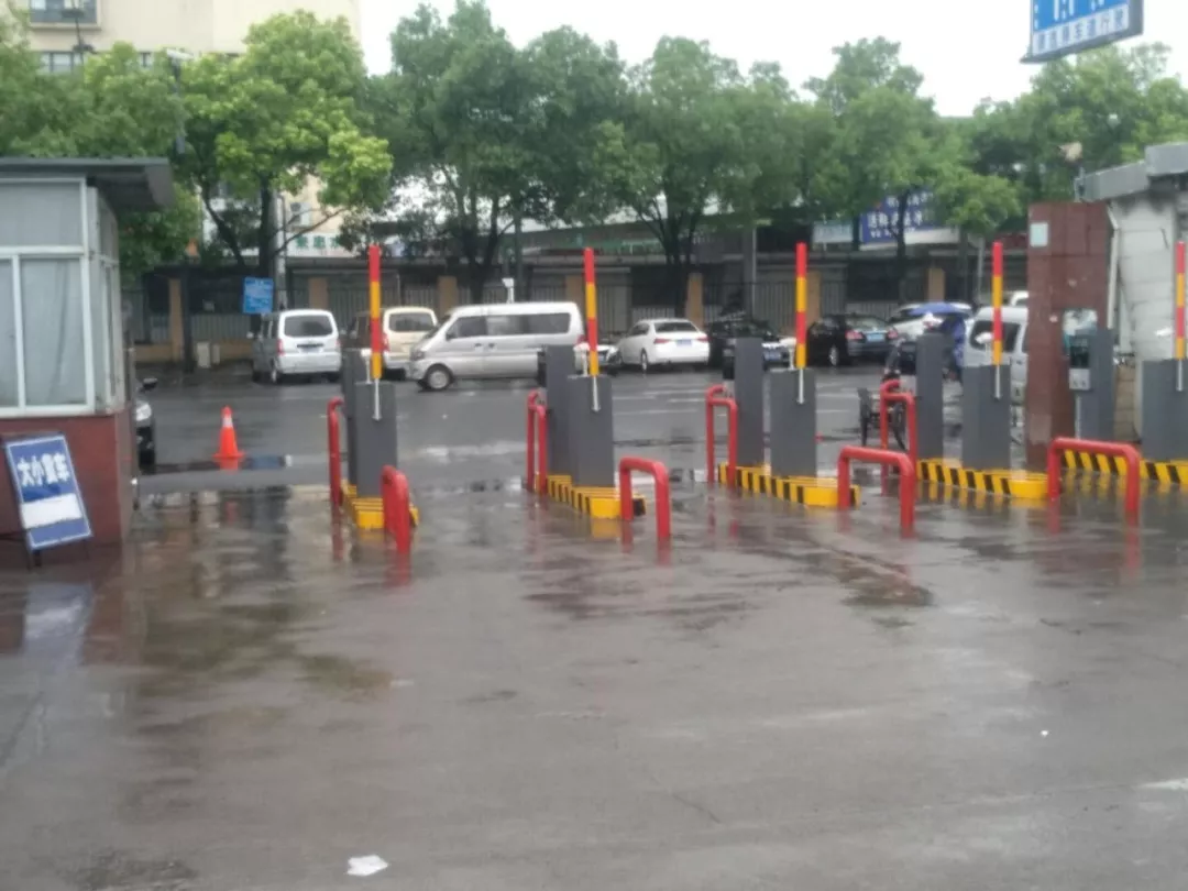 杭州凍品市場商戶群體抗議：三輪車進(jìn)市場，每次還要10元“買路錢”！