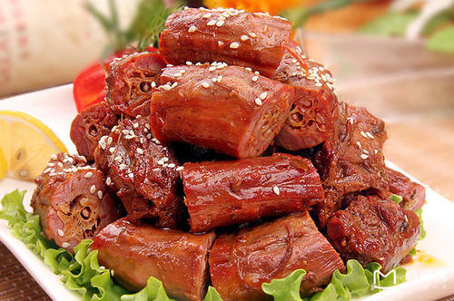 周黑鴨、絕味、煌上煌毛利率超30%，鴨脖生意到底多賺錢？