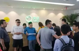 美菜網總部遭包圍，十余名縣域加盟商拉橫幅：還我血汗錢