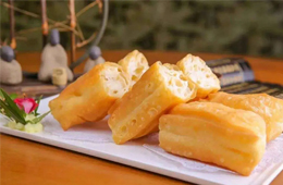 團(tuán)餐、連鎖早餐、超市熟食區(qū)……生坯油條悄然“攻占”市場