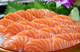 三文魚(yú)是怎么游進(jìn)新發(fā)地的？一塊“染毒”案板，撬開(kāi)它背后的產(chǎn)業(yè)鏈