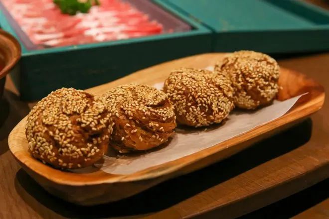 福成、思念等相繼上馬，京味兒麻醬燒餅?zāi)芊裣胥~鍋涮一樣圈粉？