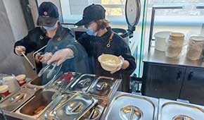 庫迪賣盒飯、檸季賣烤腸…茶飲店開辟副業(yè)，凍品小吃大有機會