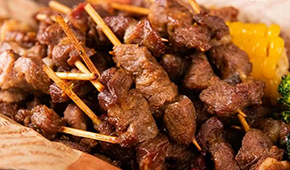 食尚是個(gè)輪回？迷你肉串走紅，東方甄選、大莊園、大希地、皓月等集體“擼小串”